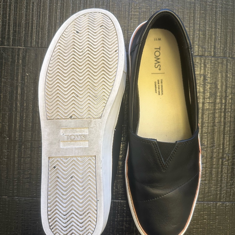 TOMS Women's Classic Black Loafers 👞 - Picture 2 of 2